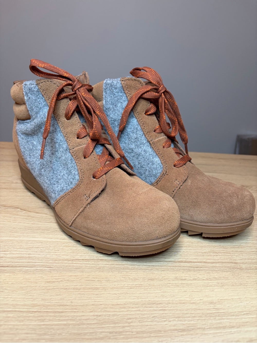 Sorel Womens Evie Lace Wedge Bootie Camel Tan Suede Grey Felt Boots Size 7.5